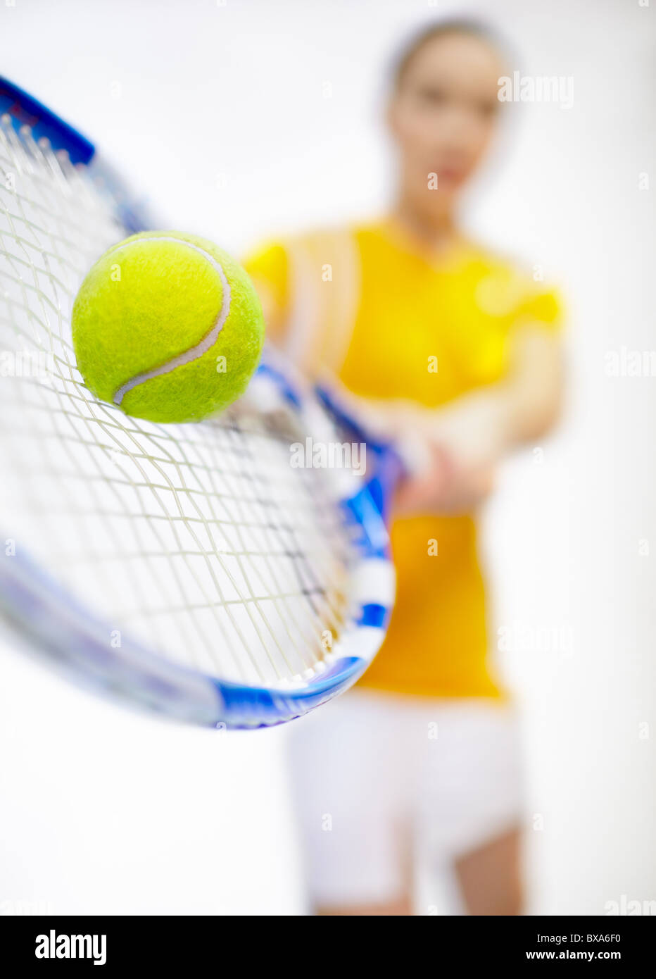 Torneo di tennis - player donna con la racchetta e la palla bassa-focus shot con focus sulla palla da tennis Foto Stock