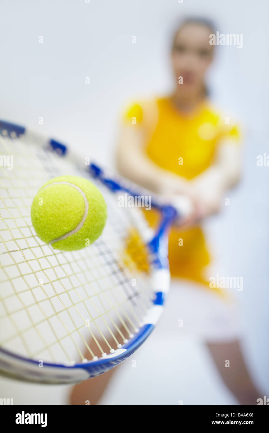 Ritratto di ragazza sportiva giocatore di tennis con la racchetta Foto Stock