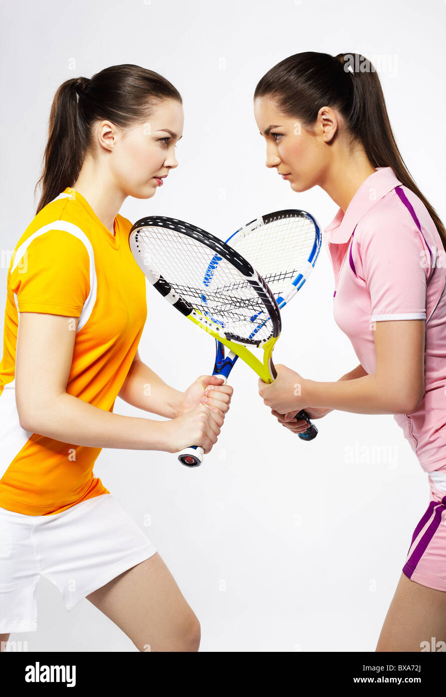 Ritratto di due ragazze sportivo i giocatori di tennis con racchette Foto Stock