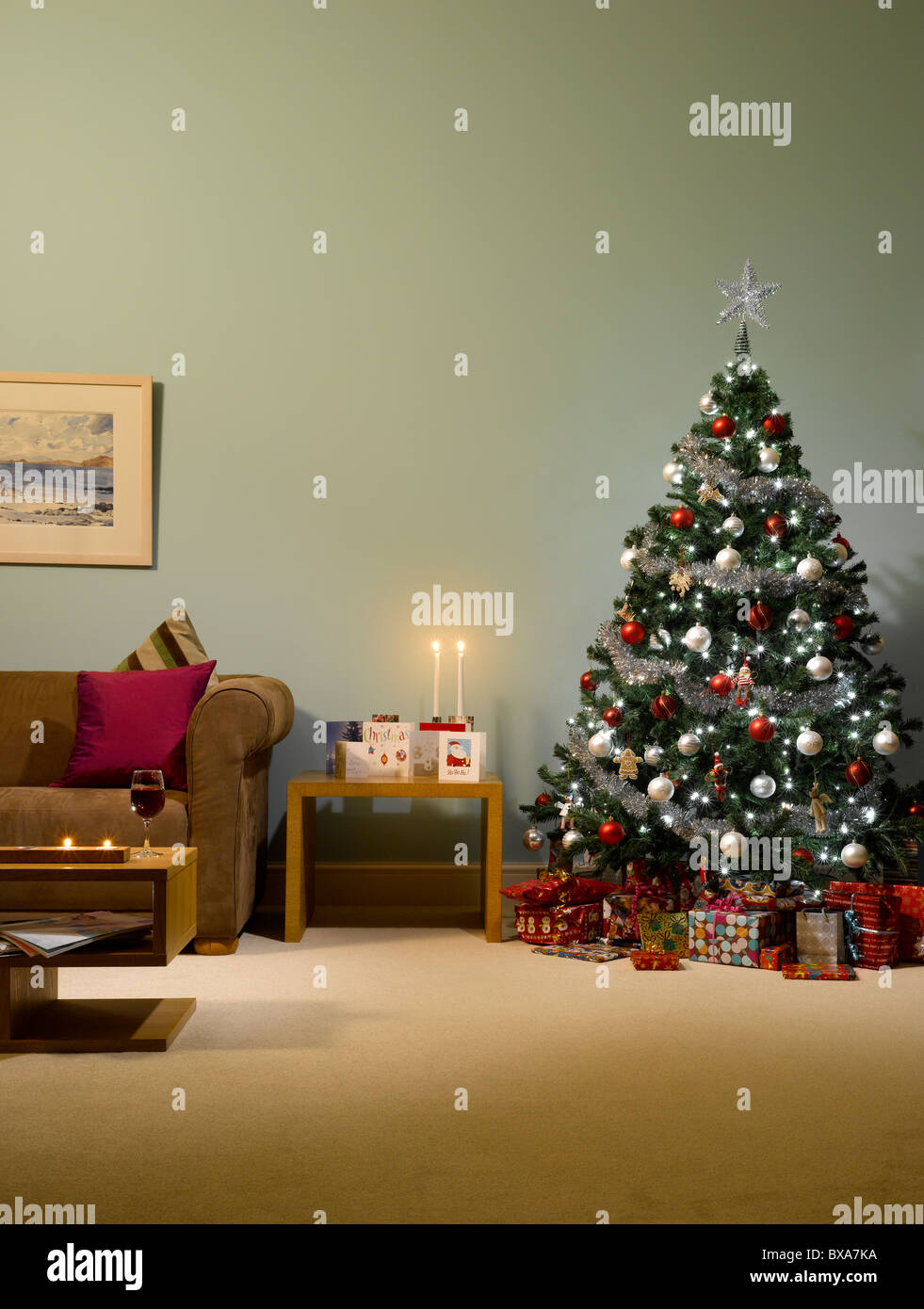 Una calda atmosfera familiare scena di Natale in un soggiorno Foto Stock