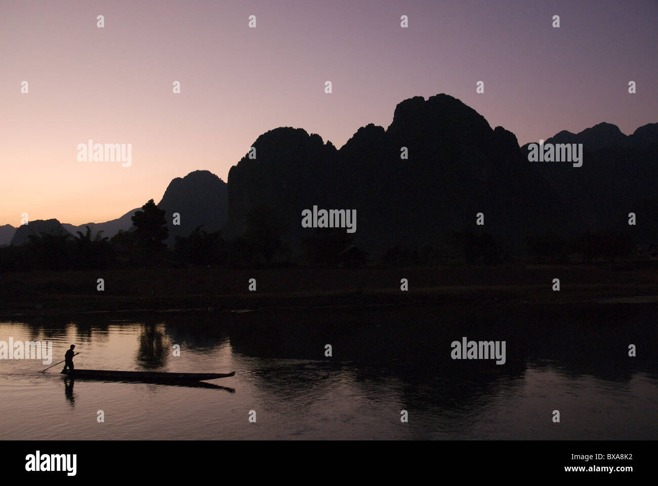 Tramonto sul Nam Xong fiume in Vang Vieng Foto Stock