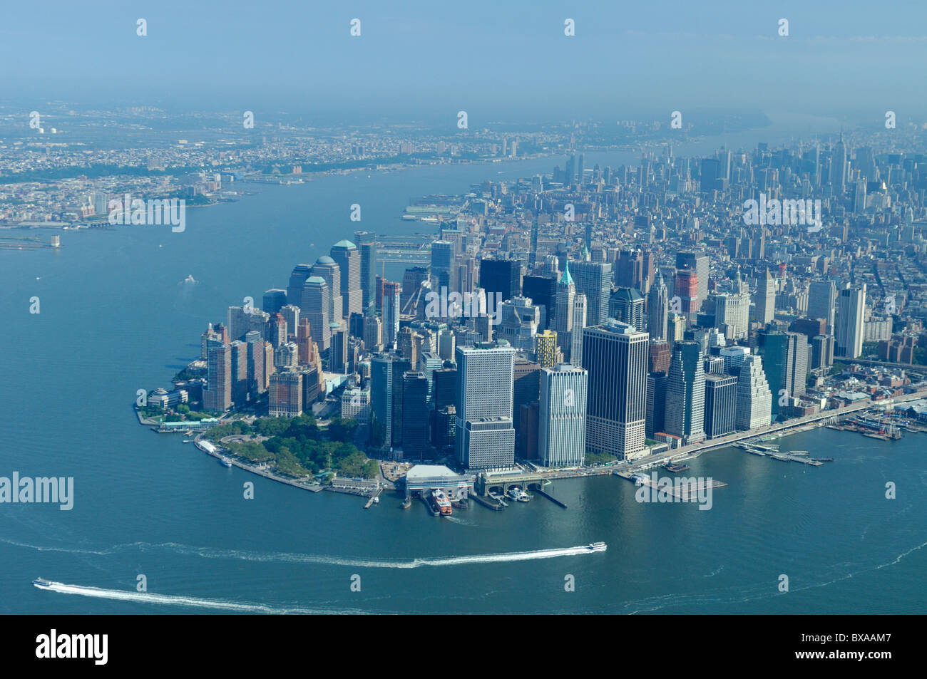 Vista aerea di Lower Manhattan durante una calda estate, New York City, Stati Uniti d'America Foto Stock