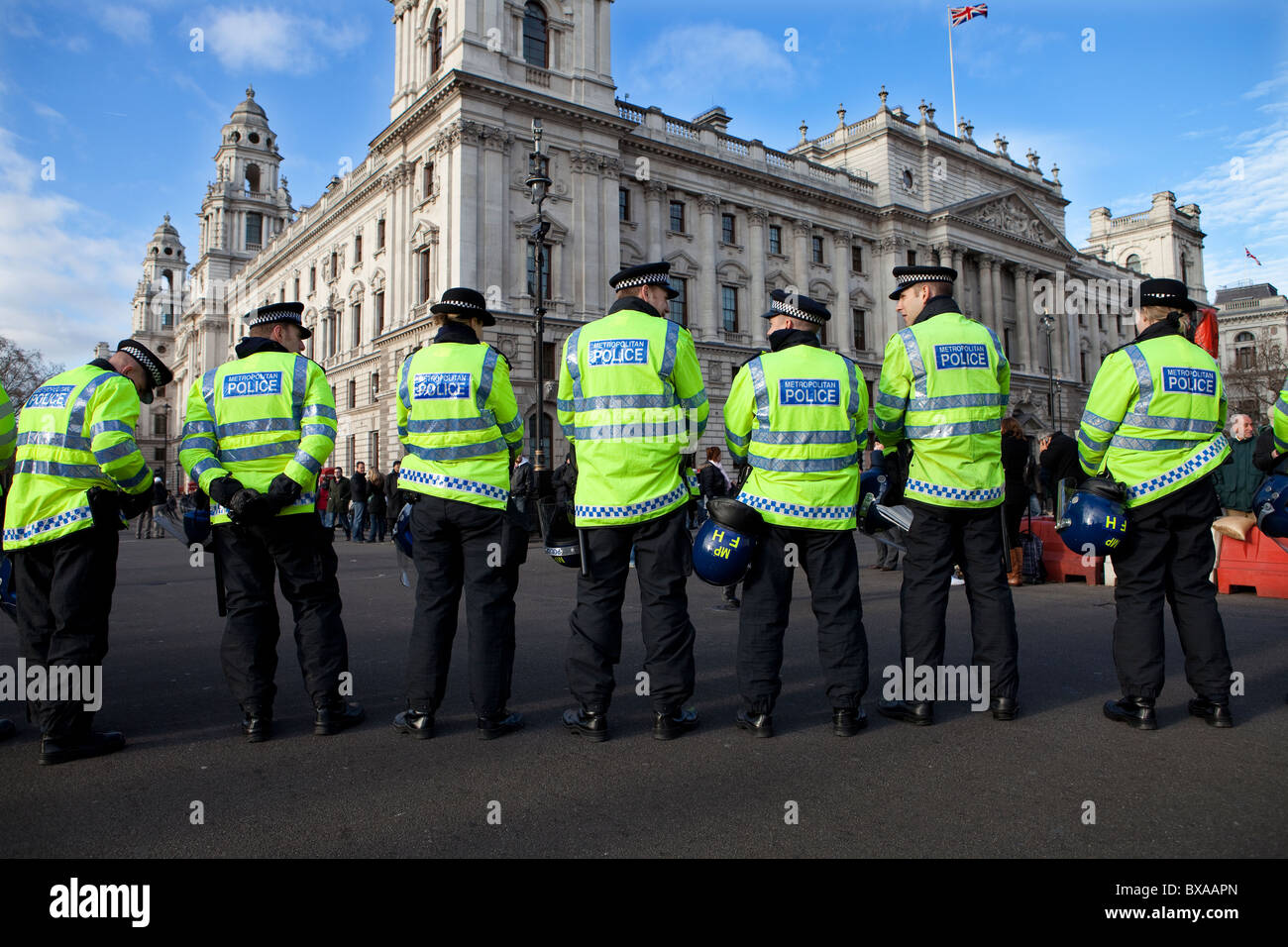 La linea della metropolitana di polizia in piazza del Parlamento durante le tasse di iscrizione dimostrazione. Foto Stock