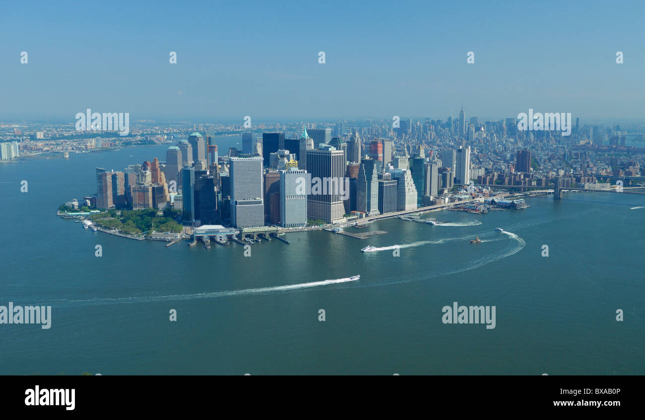 Vista aerea del quartiere finanziario e East River, Lower Manhattan, New York City, Stati Uniti d'America Foto Stock
