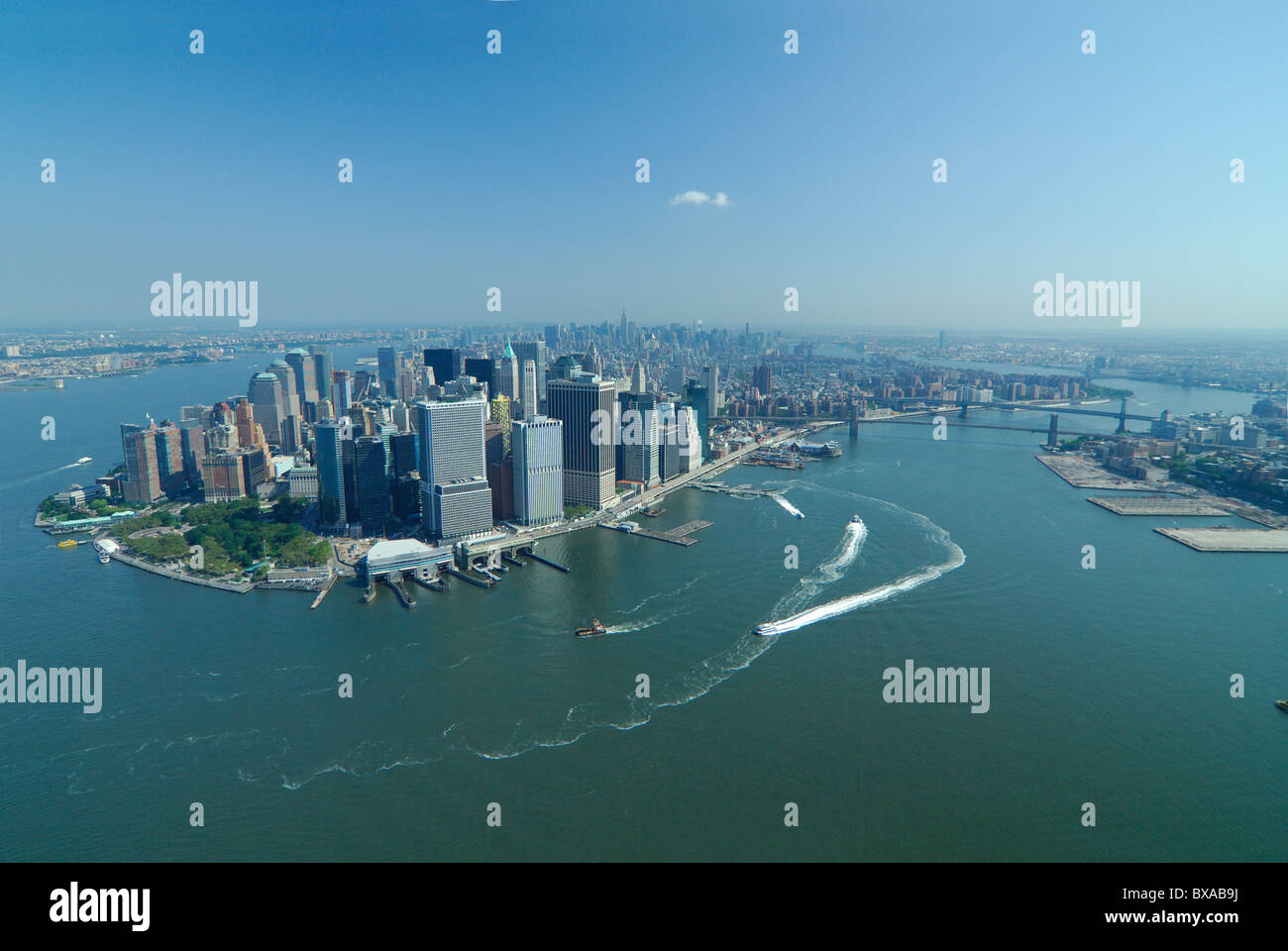 Vista aerea del punto di batteria, il quartiere finanziario e la East River, Lower Manhattan, New York City, Stati Uniti d'America Foto Stock