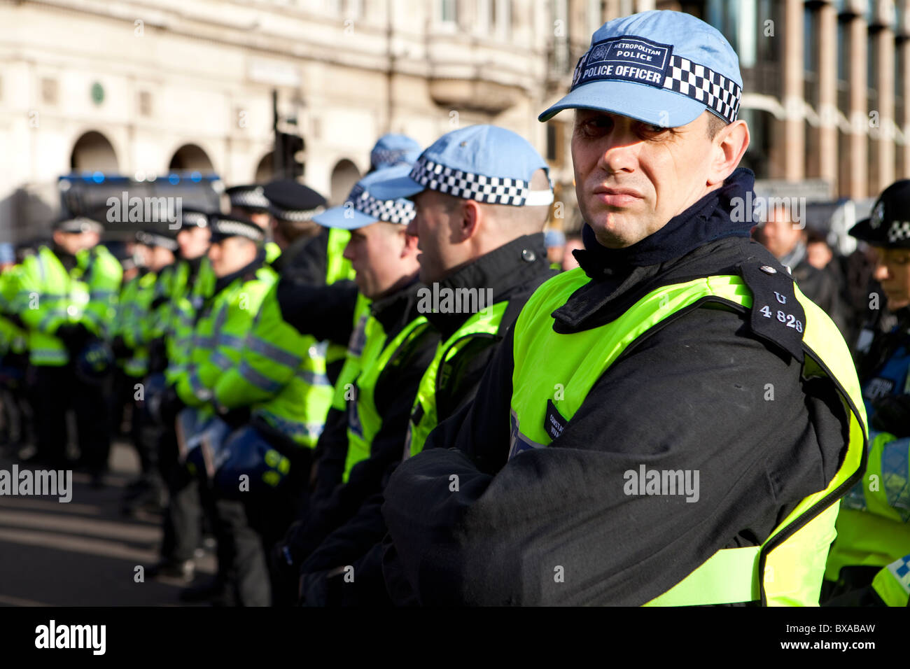 La linea della metropolitana di polizia in piazza del Parlamento durante le tasse di iscrizione dimostrazione. Foto Stock