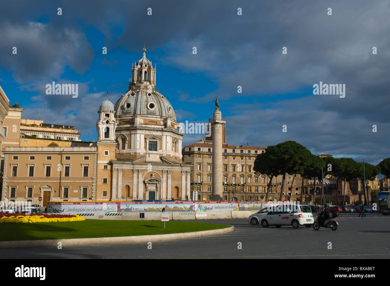 Il traffico di fronte a Santa Maria di Loreto chiesa a Piazza Venezia centro di Roma Italia Europa Foto Stock