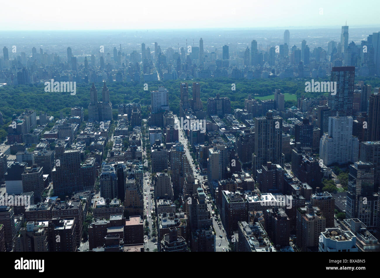 Vista aerea della parte superiore Ovest/Est durante l'ondata di caldo in estate calda, Manhattan, New York City, Stati Uniti d'America Foto Stock
