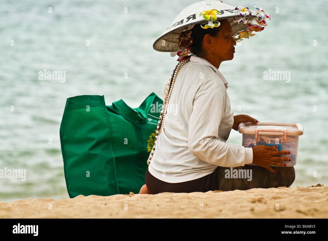 Vecchia donna peddler sulla spiaggia di Bali Foto Stock