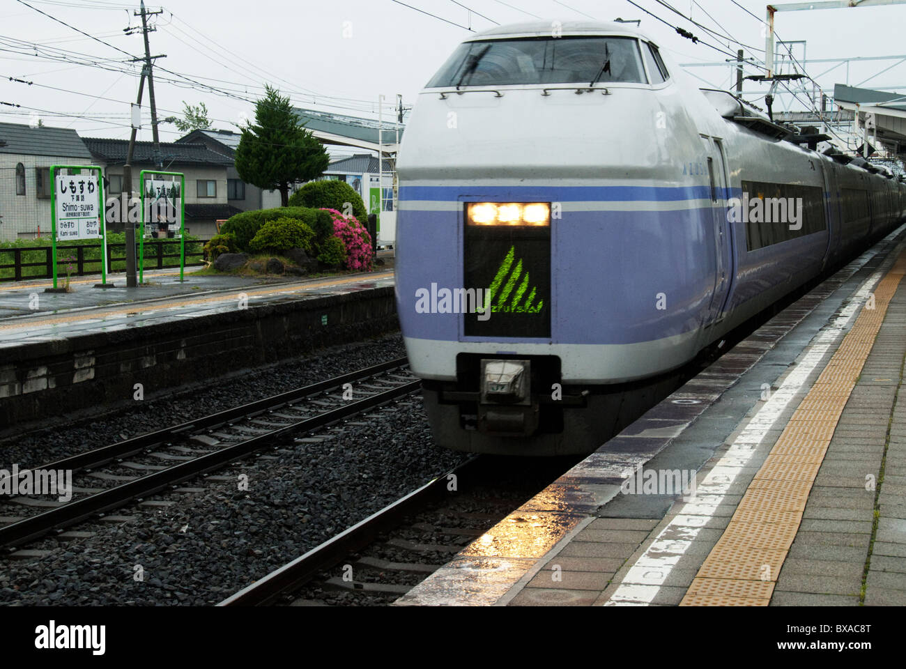 Il Azusa limitata Express treno tira nella stazione Shimosuwa sulla centrale del Giappone Chuo Line. Foto Stock