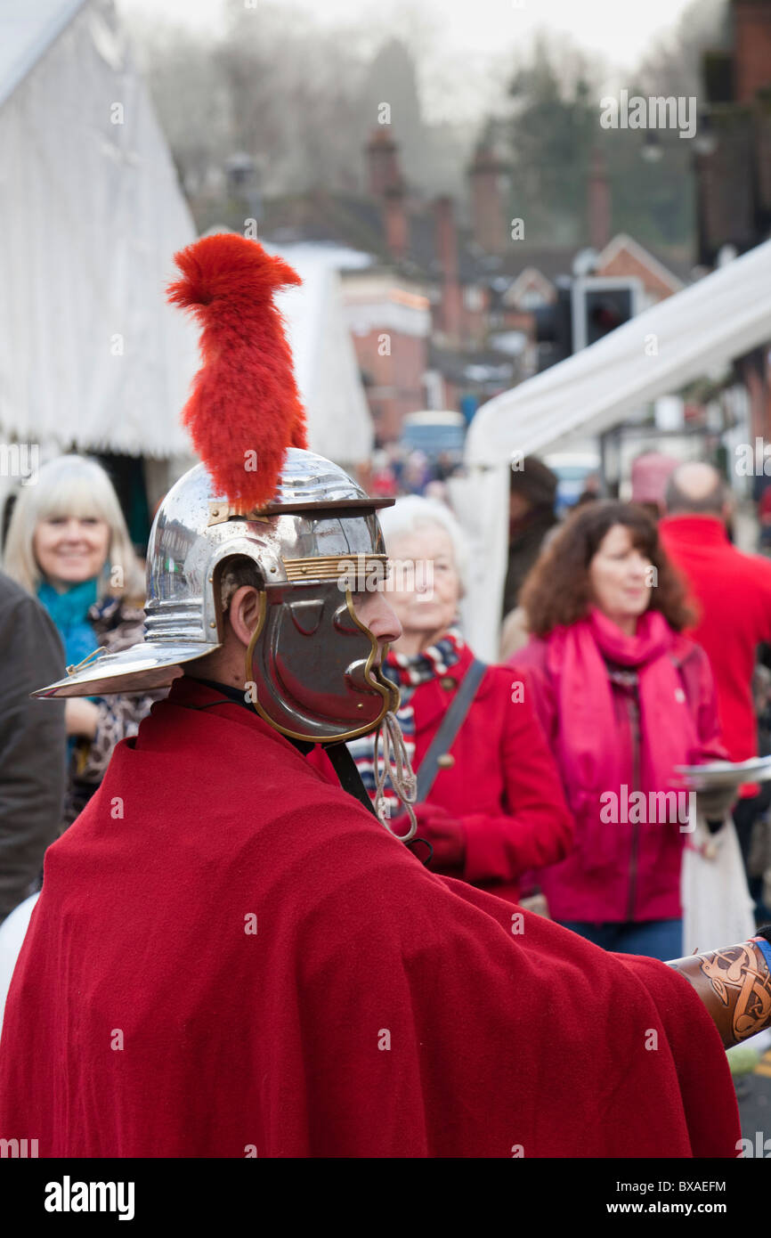 Uomo vestito da soldato romano per raccogliere per 'Help for Heroes" in occasione di una fiera di Natale Haslemere., Surrey, Inghilterra. Foto Stock