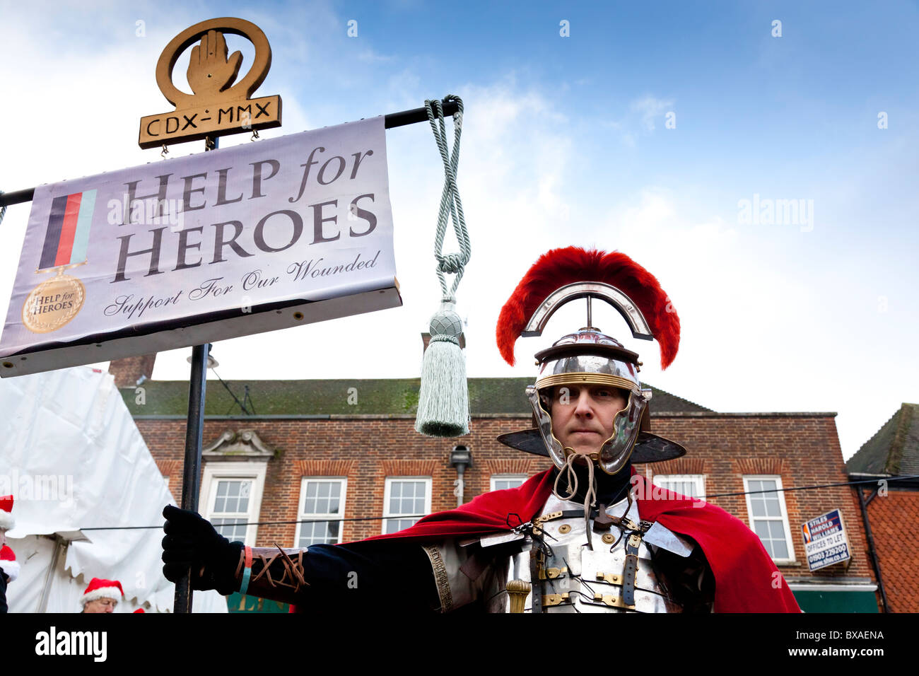 Uomo vestito da soldato romano per raccogliere per 'Help for Heroes" in occasione di una fiera di Natale Haslemere., Surrey, Inghilterra. Foto Stock