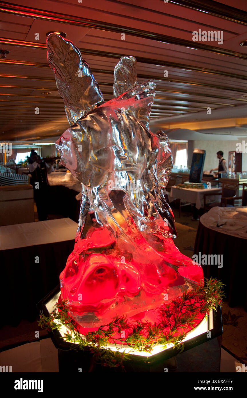 Una scultura di ghiaccio di un pesce in un ristorante a bordo della P&O nave da crociera "Aurora" Foto Stock