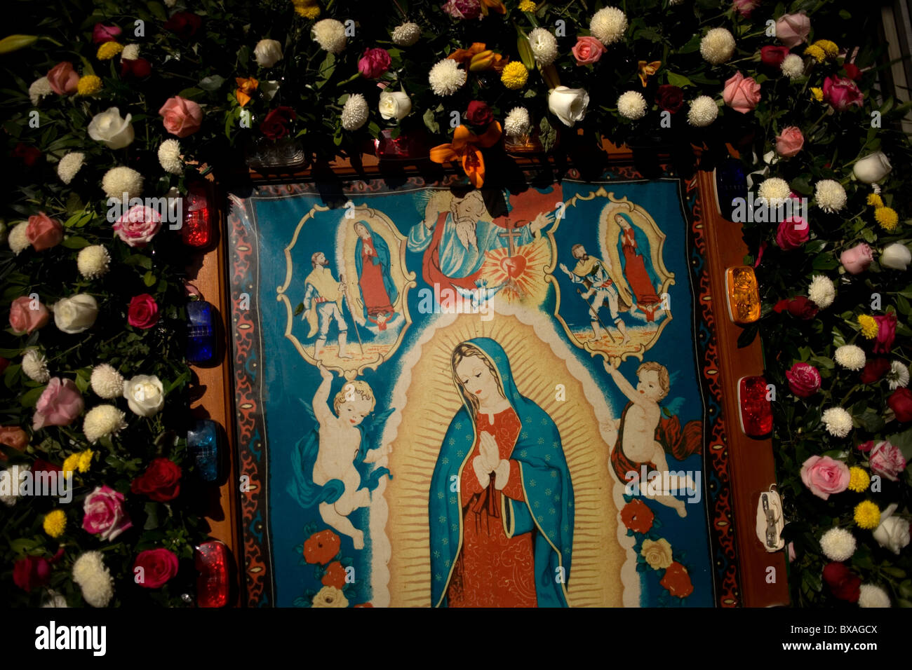 Immagine di Nostra Signora di Guadalupe decorate con rose, Città del Messico Foto Stock