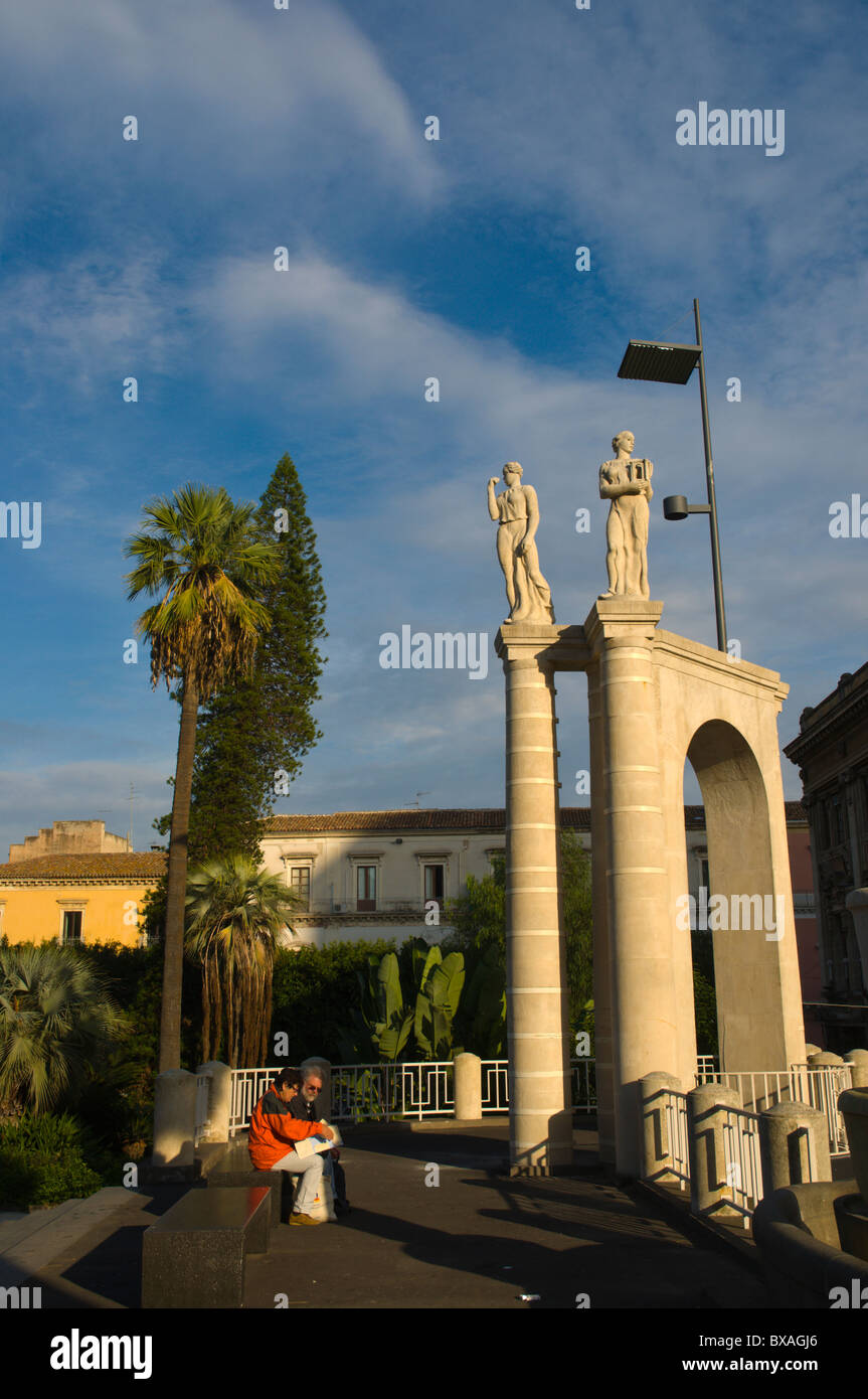 Turista giovane nella Villa Bellini park Catania Sicilia Italia Europa Foto Stock
