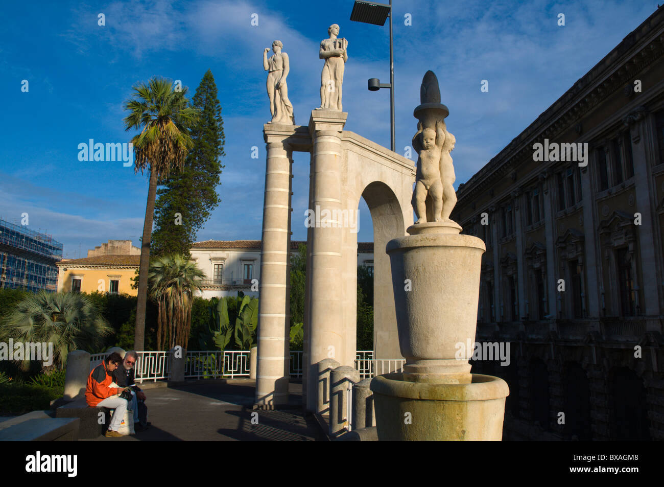 Turista giovane nella Villa Bellini park Catania Sicilia Italia Europa Foto Stock