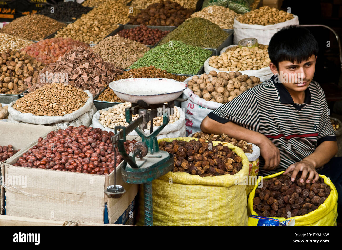 Un fornitore uigura a Kashgar. Foto Stock