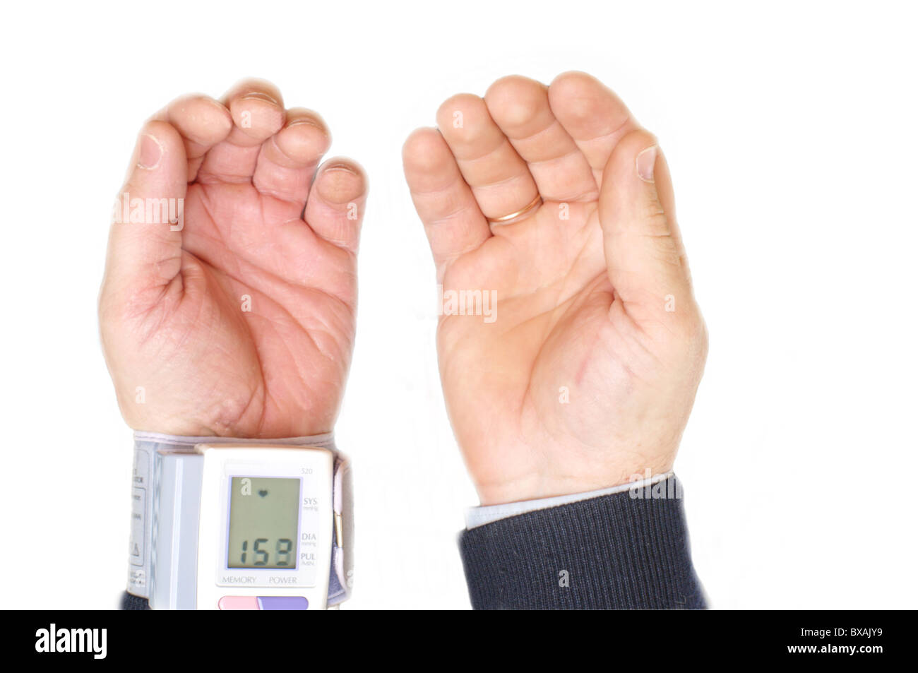 La misurazione di una pressione del sangue da un tonometro su un polso a mano Foto Stock