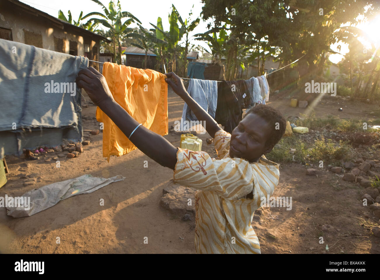 Un HIV positivi donna biancheria si blocca sulla linea fuori la sua casa di Mbale, Uganda orientale, Africa orientale. Foto Stock