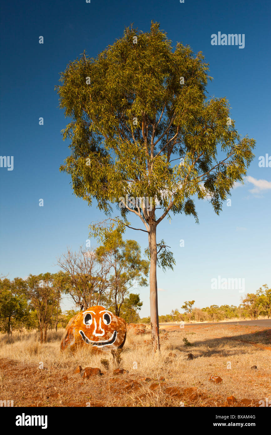 Smiley face su una roccia rossa sul Lynd Hughenden Road vicino Hughenden Foto Stock