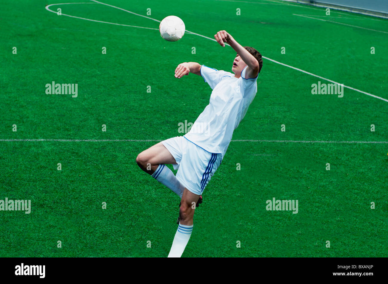 Il bianco giocatore di calcio si prepara per la ricezione di una palla da una testa Foto Stock