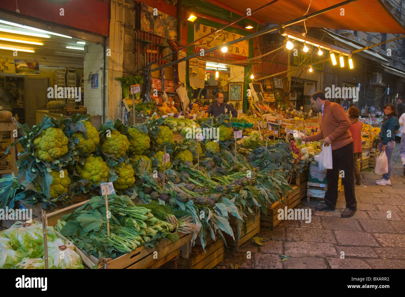 Ortaggi freschi di stallo del mercato della Vucciria centrale di Palermo Sicilia Italia Europa Foto Stock