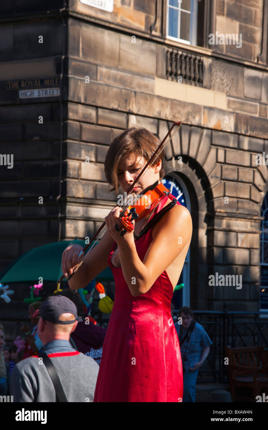 Il violinista, musicista, il Fringe Festival Royal Mile di Edimburgo, Lothians, Scozia, Agosto 2010 Foto Stock