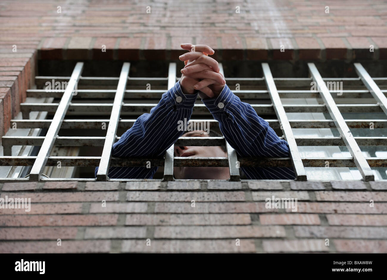 Prigioniero in un bambino del centro di detenzione Foto Stock