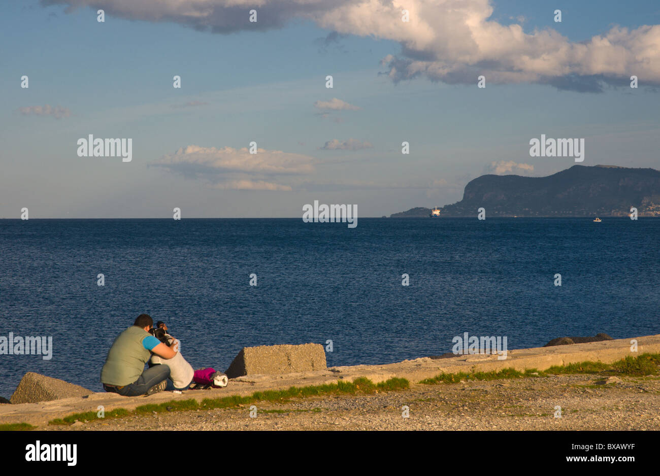 Giovane presso la terrazza a mare parco dal mare Palermo Sicilia Italia Europa Foto Stock
