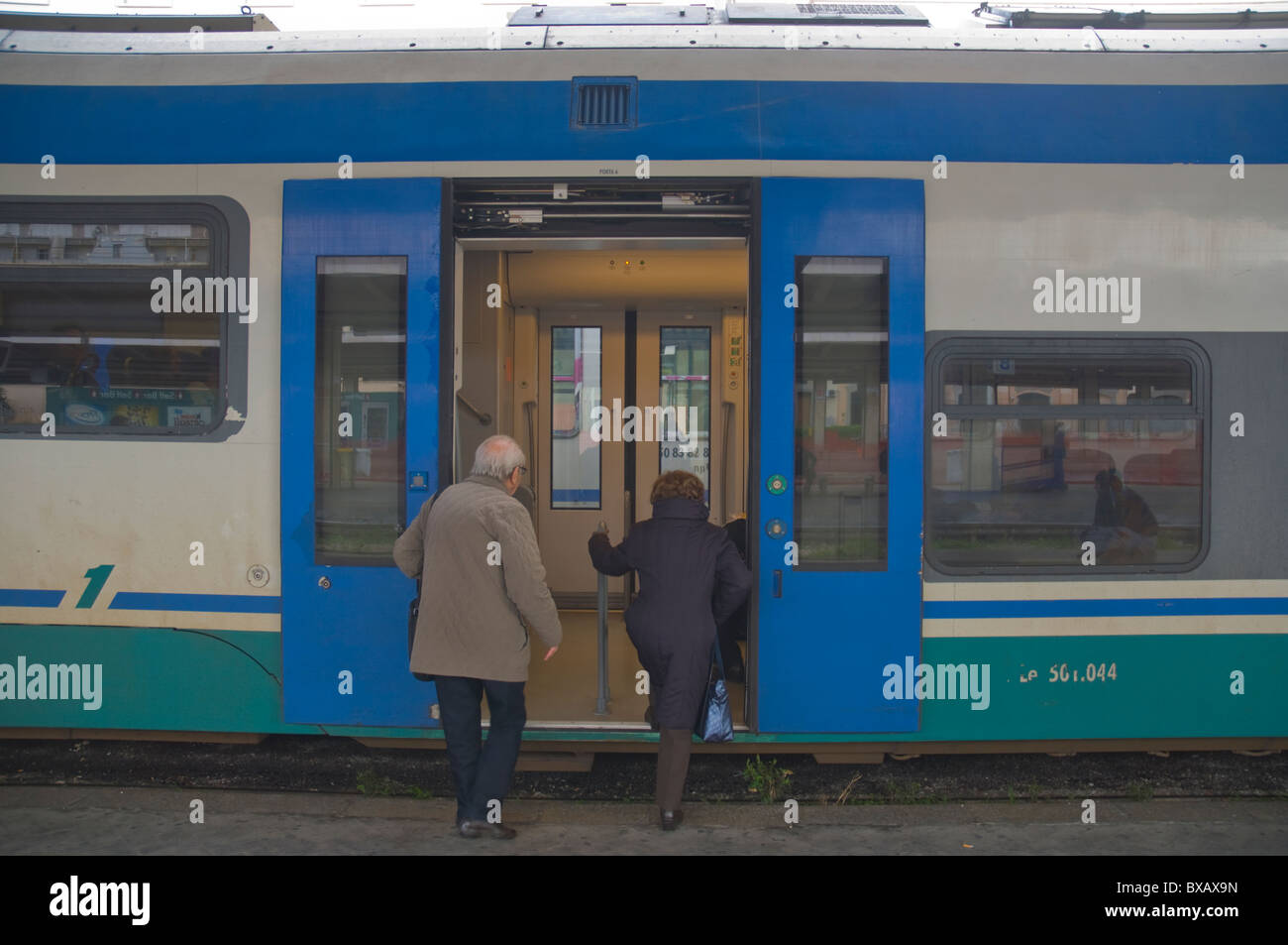 Coppia di anziani di salire sul treno in Stazione Centrale la principale stazione ferroviaria Palermo Sicilia Italia Europa Foto Stock