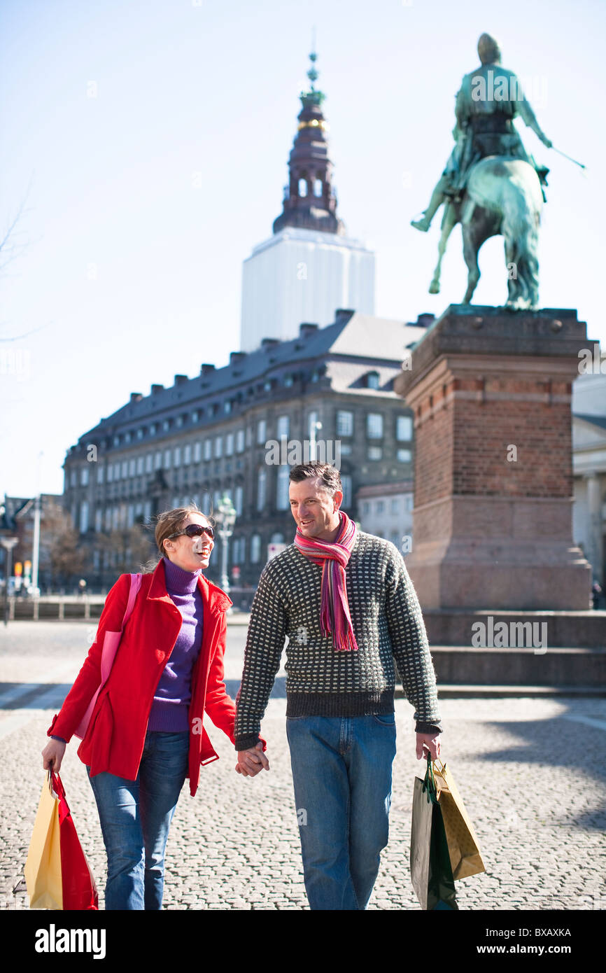 Coppia di borse per lo shopping, passeggiate in città Foto Stock