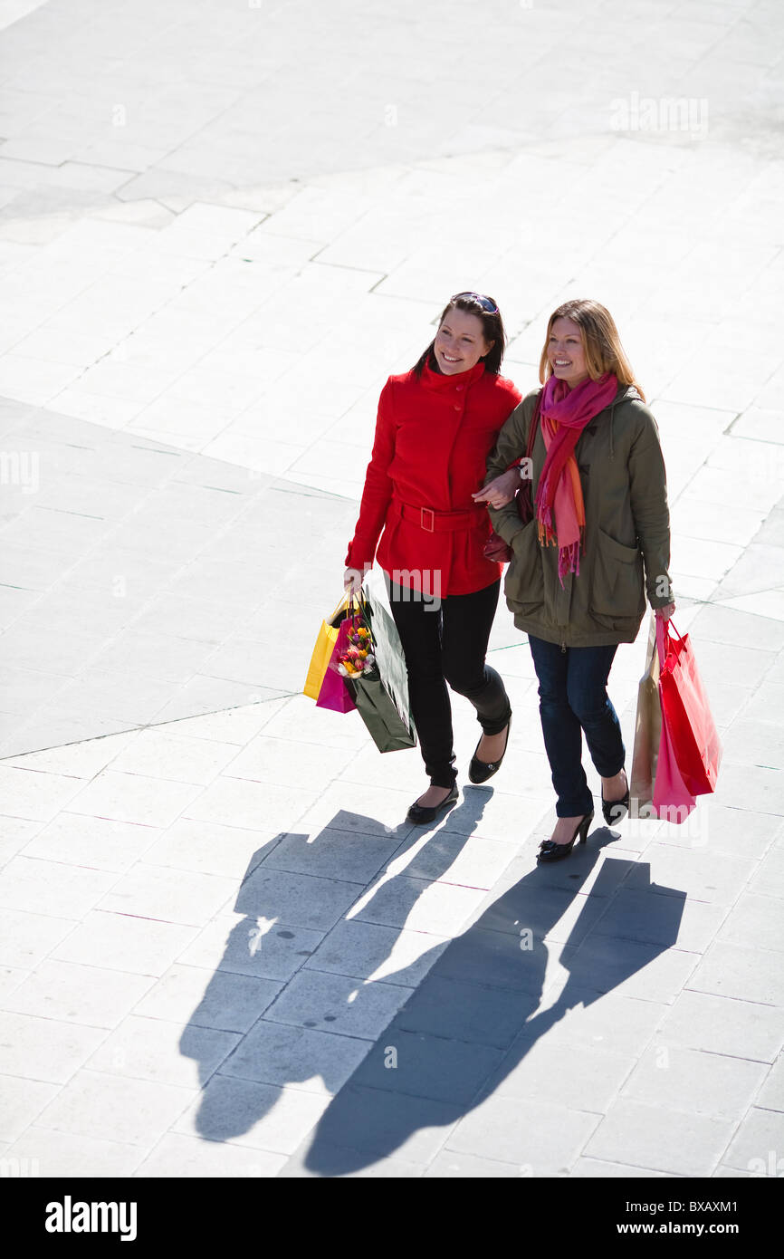 Coppia di giovani donne shopping Foto Stock