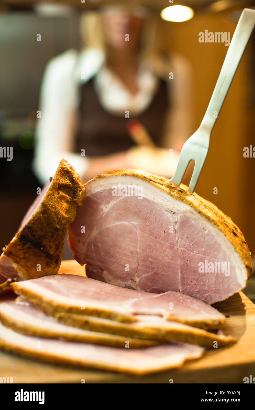 Tacchino di Natale affettare sul tagliere Foto Stock