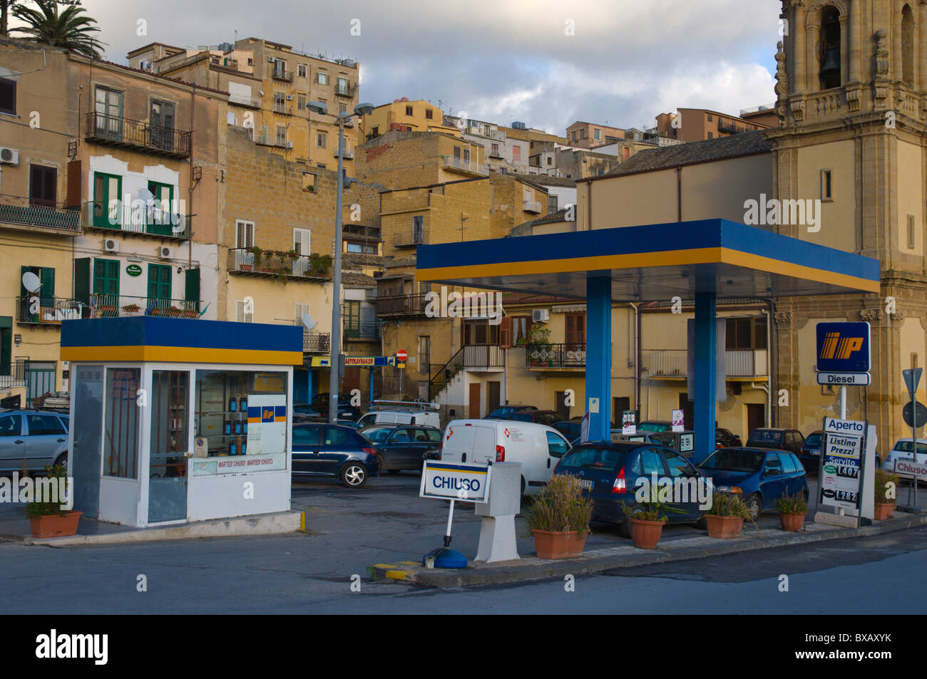 Chiuso il gas di riempimento benzina alla stazione di servizio centrale di Agrigento Sicilia Italia Europa Foto Stock