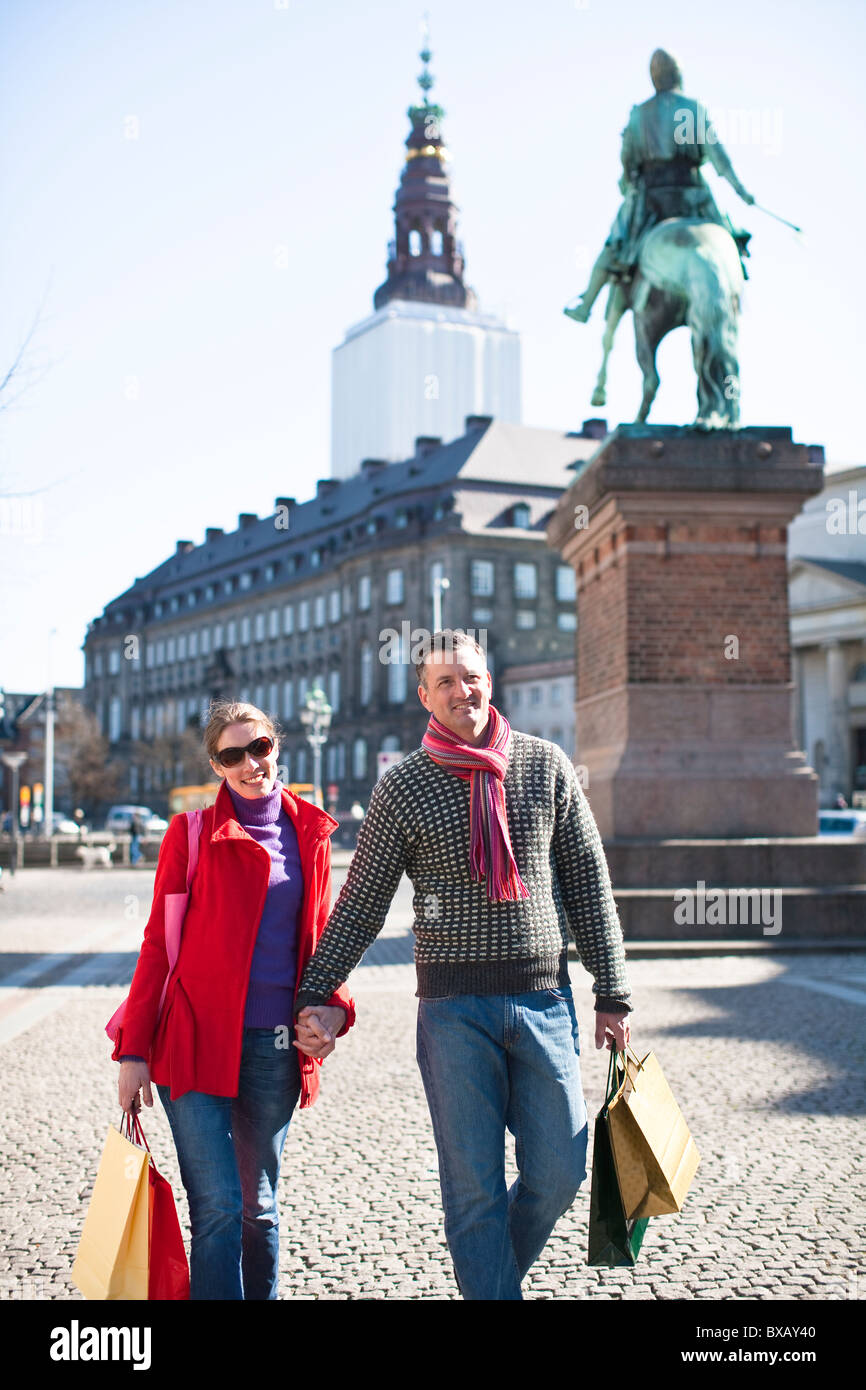 Coppia di borse per lo shopping, passeggiate in città Foto Stock