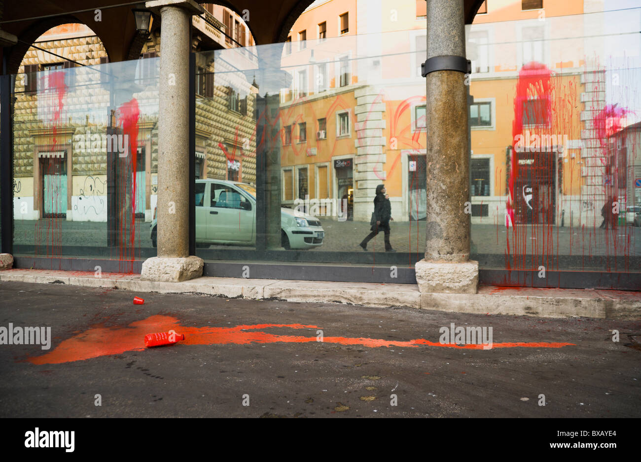 Roma, Largo Argentina, colorante rosso gettato dai manifestanti Foto Stock