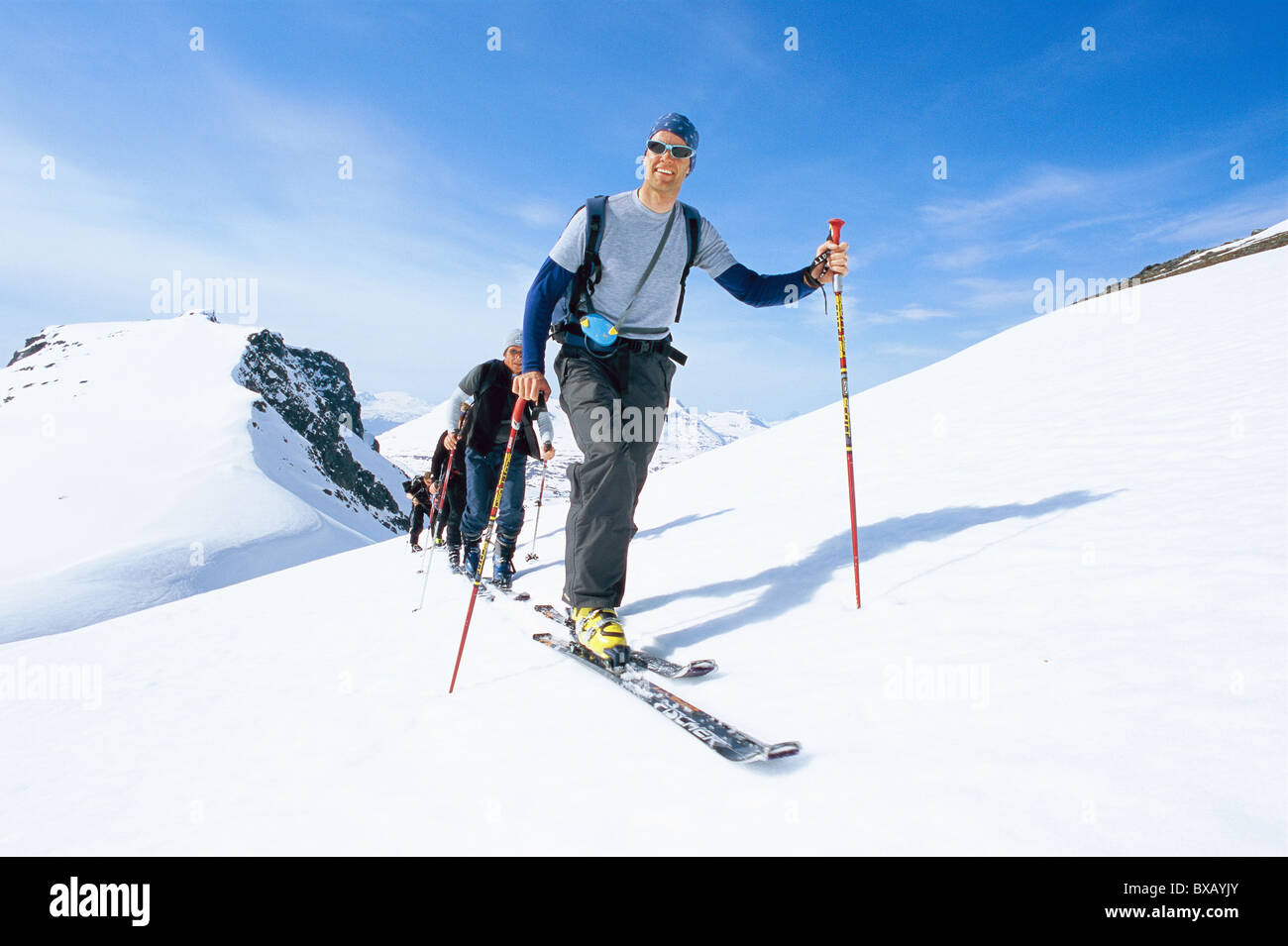 Il team di sciatori in montagna Foto Stock