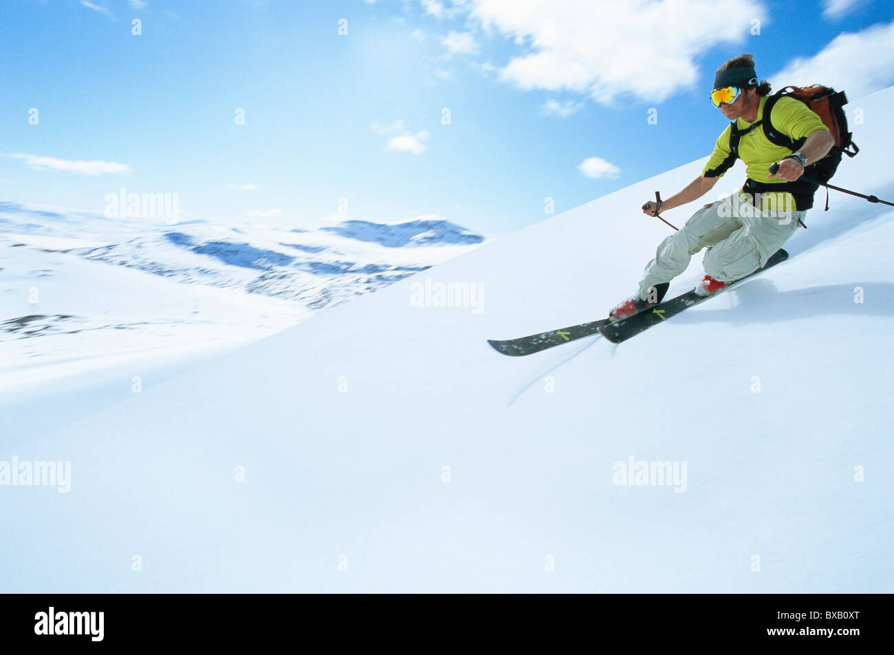 L'uomo sci nel paesaggio di montagna Foto Stock