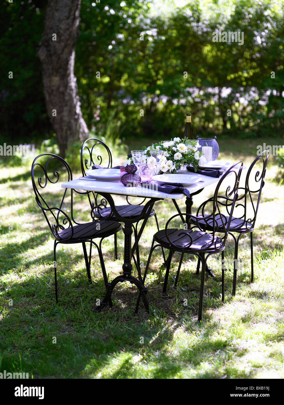 Tavolo e sedie in giardino Foto Stock