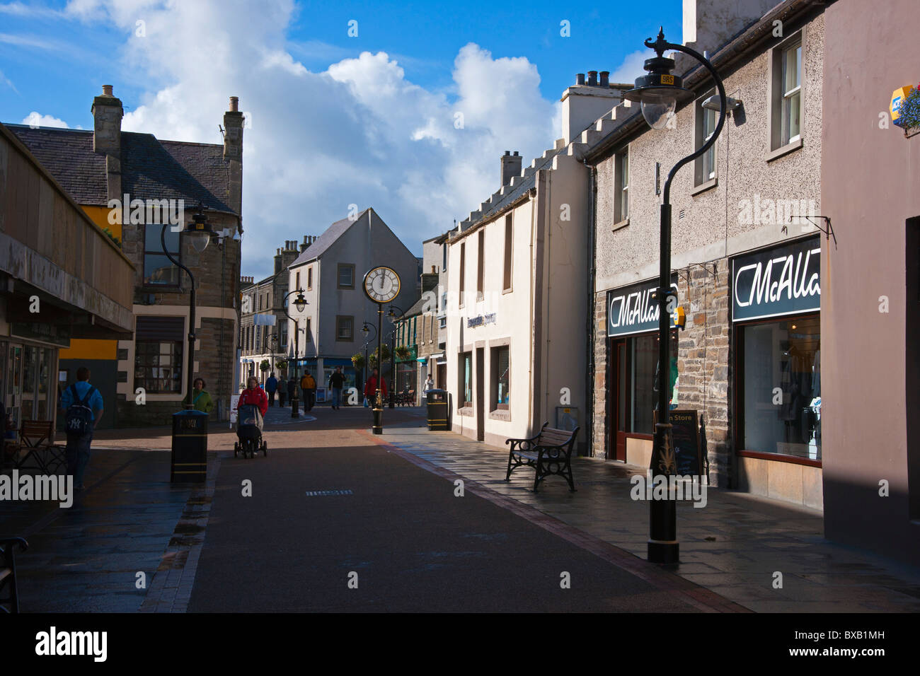 Zona pedonale, il centro della città, la Chiesa, Thurso, regione delle Highlands, Scozia, Settembre 2010 Foto Stock