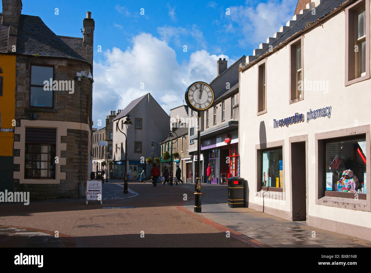 Zona pedonale, il centro della città, la Chiesa, Thurso, regione delle Highlands, Scozia, Settembre 2010 Foto Stock