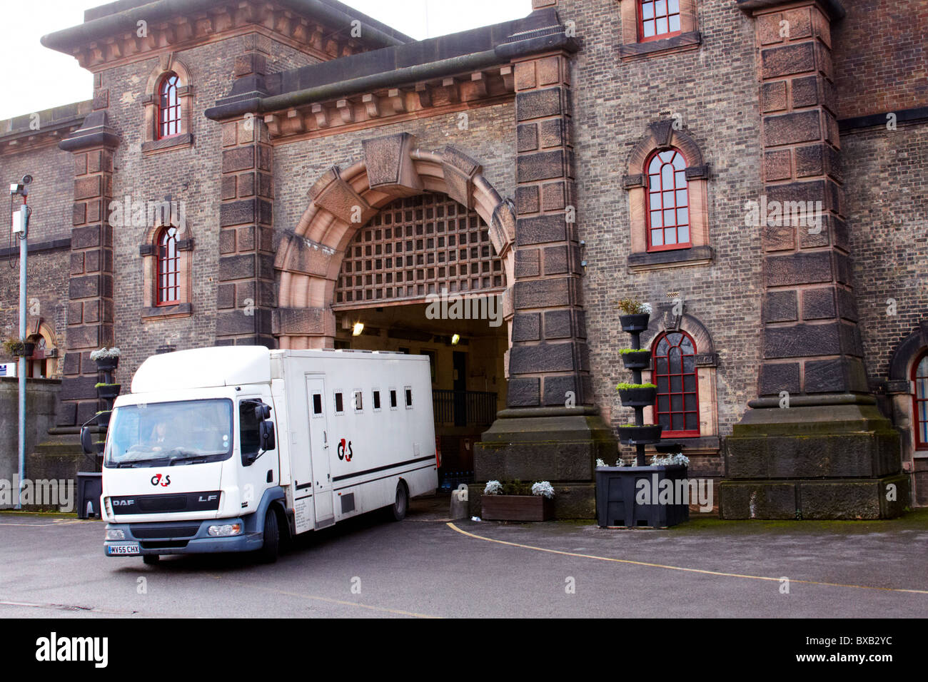 Londra, Regno Unito. Prigione van lasciando Wandsworth prigione, dove Wikileaks fondatore Julian Assange viene trattenuto Foto Stock