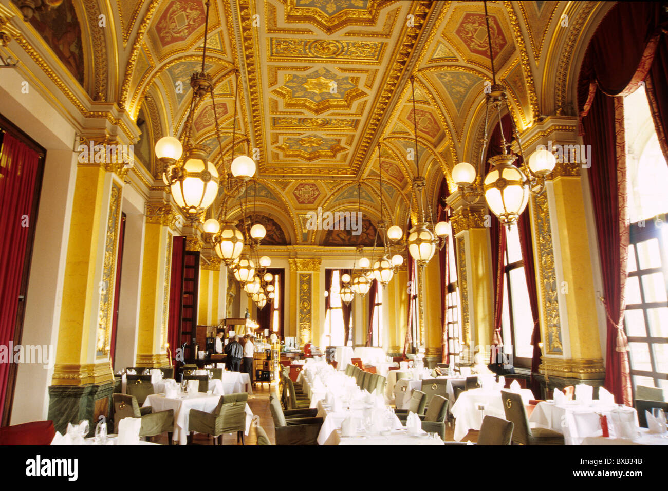 La sala da pranzo, bar caffetteria ristorante presso la vecchia Opera, Alte Oper su Opernplatz Square, Frankfurt am Main, Hesse, Germania, Europa Foto Stock