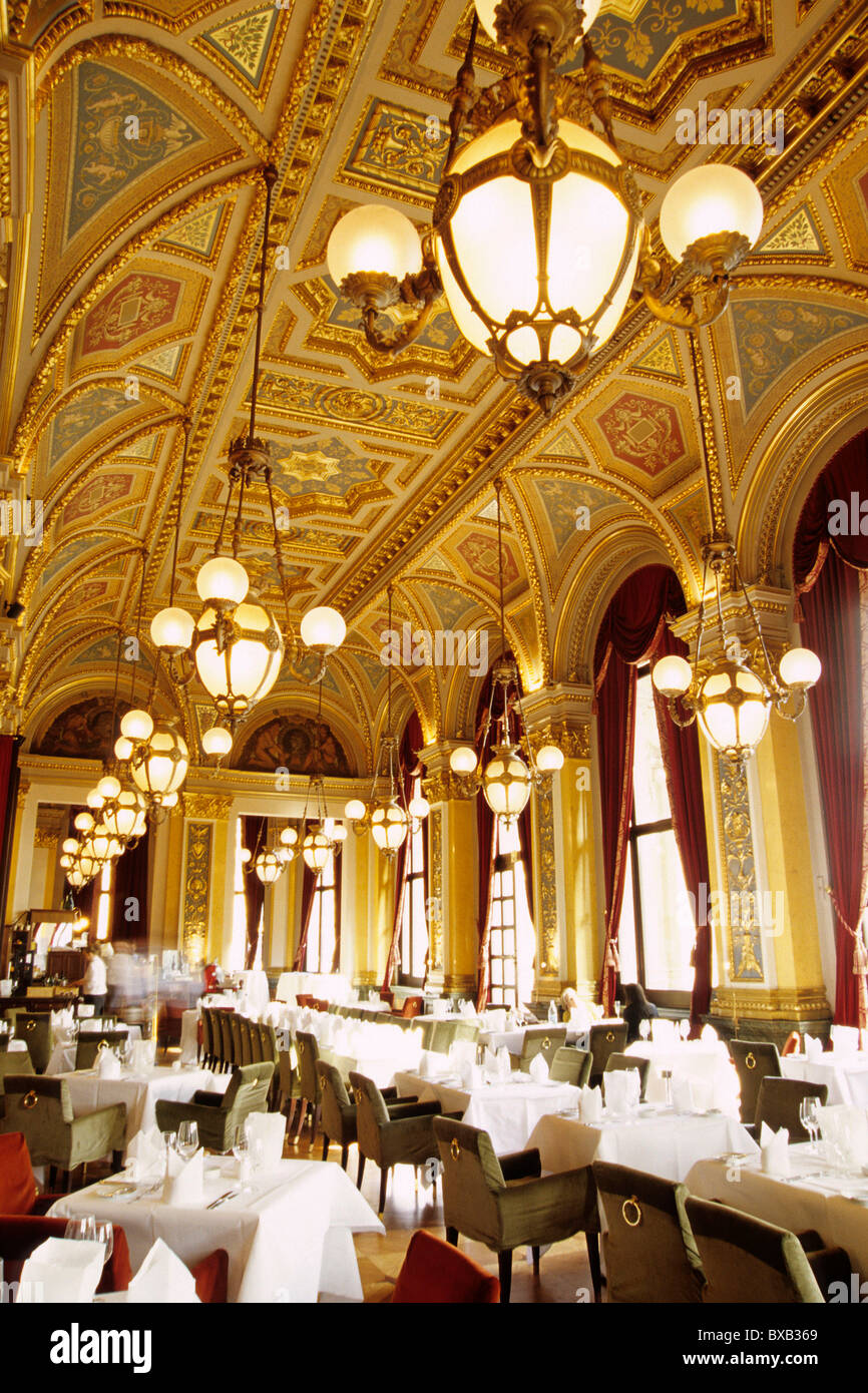 La sala da pranzo, bar caffetteria ristorante presso la vecchia Opera, Alte Oper su Opernplatz Square, Frankfurt am Main, Hesse, Germania, Europa Foto Stock