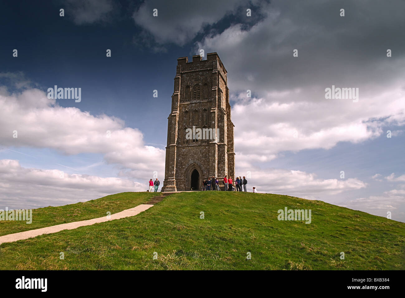 St Michael's Tower - i resti di una cappella in rovina - si siede sul vertice di Glastonbury Tor, Somerset, Inghilterra, Regno Unito Foto Stock