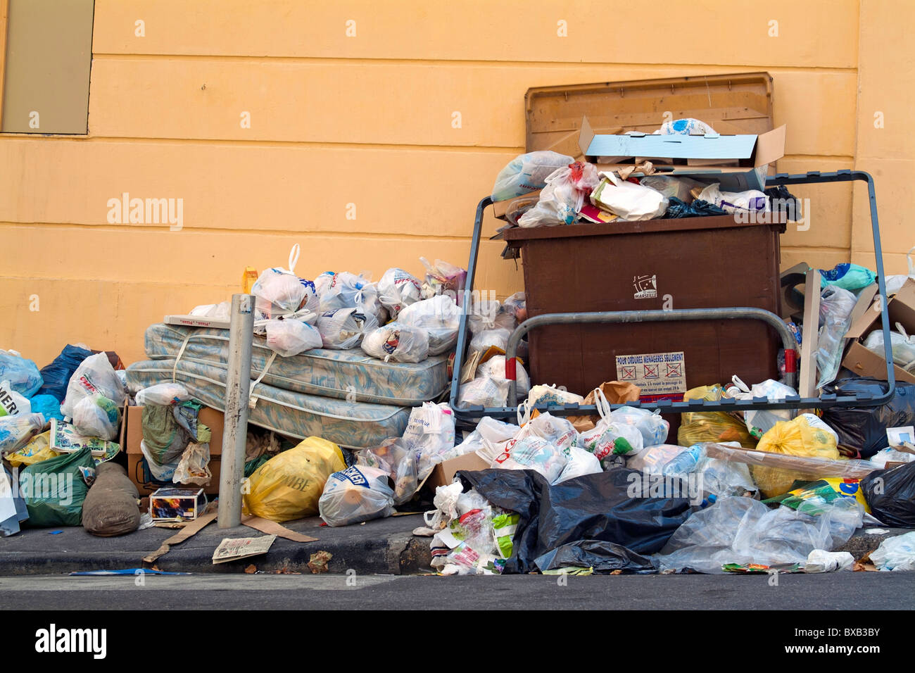 Il marciapiede pieno di spazzatura scartati durante lo sciopero, Marsiglia, Francia. Foto Stock