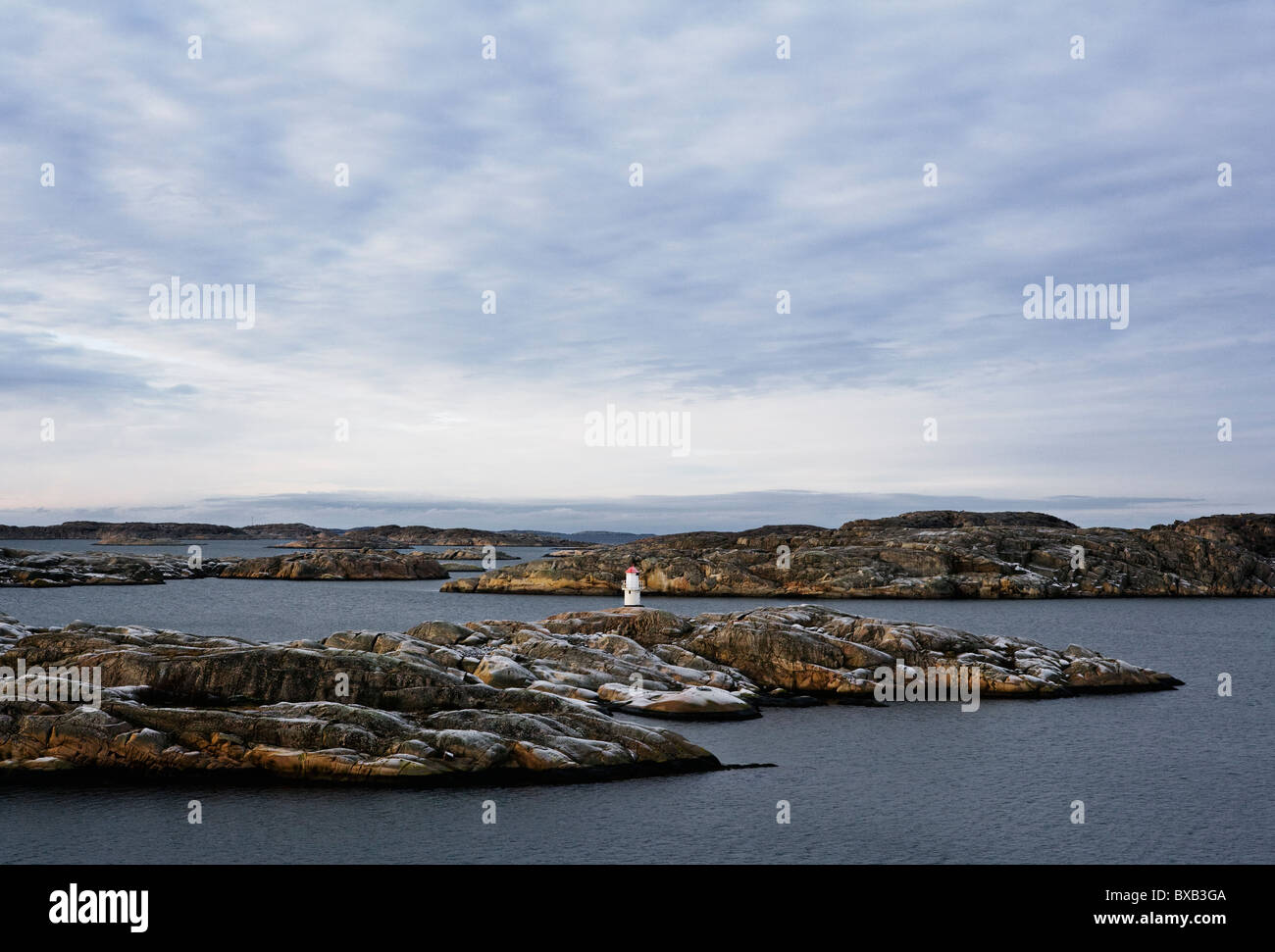 Faro remoto sulle rocce Foto Stock