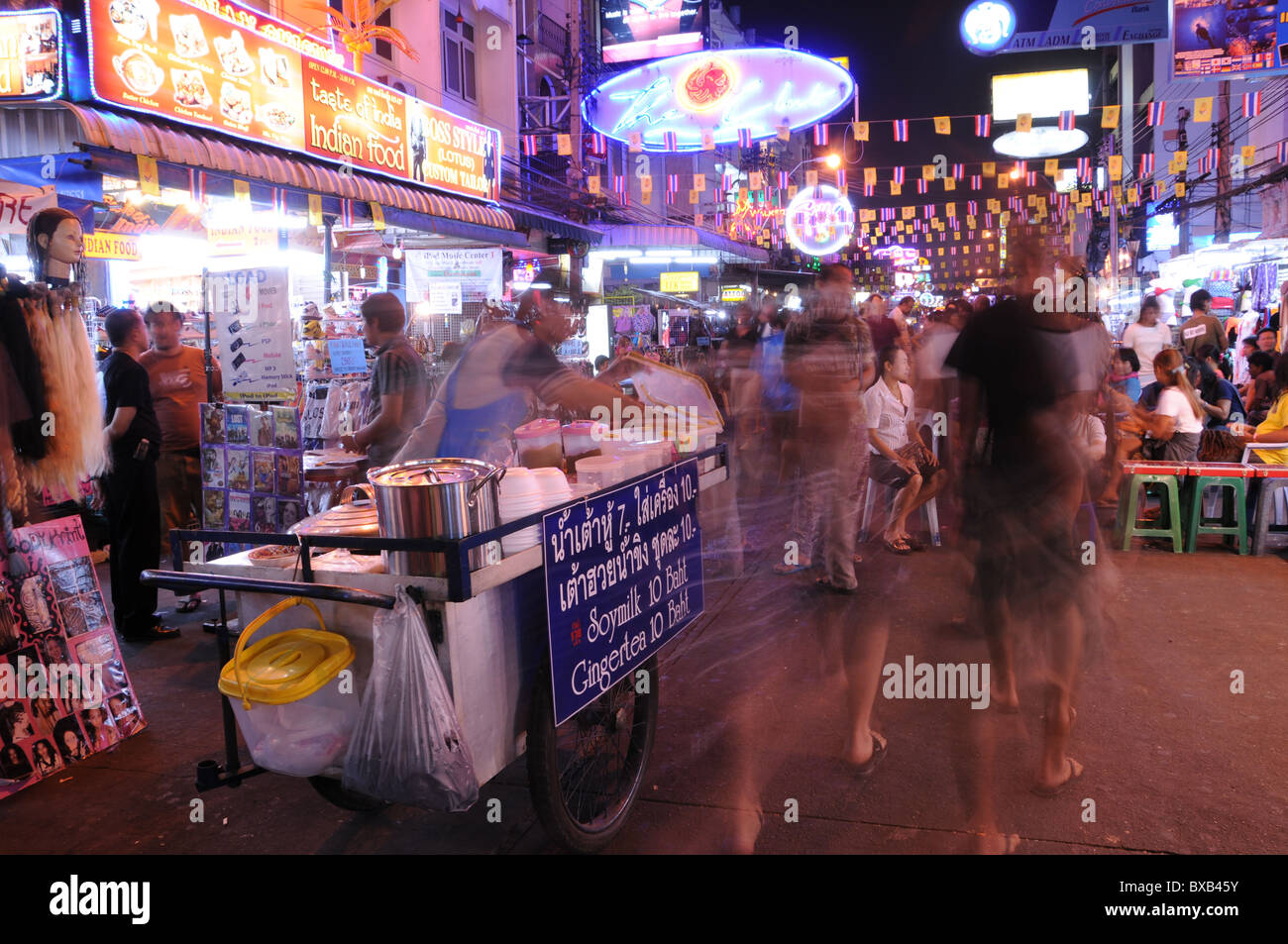 Il traffico in Khaosan Road di Bangkok di notte Foto Stock