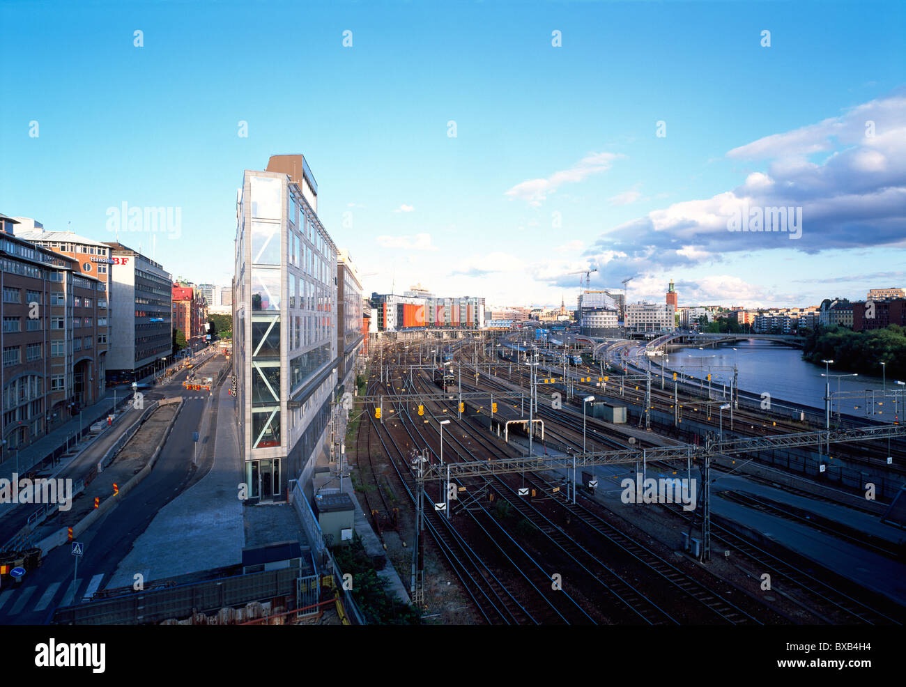 La stazione ferroviaria e i binari della ferrovia a Stoccolma Foto Stock