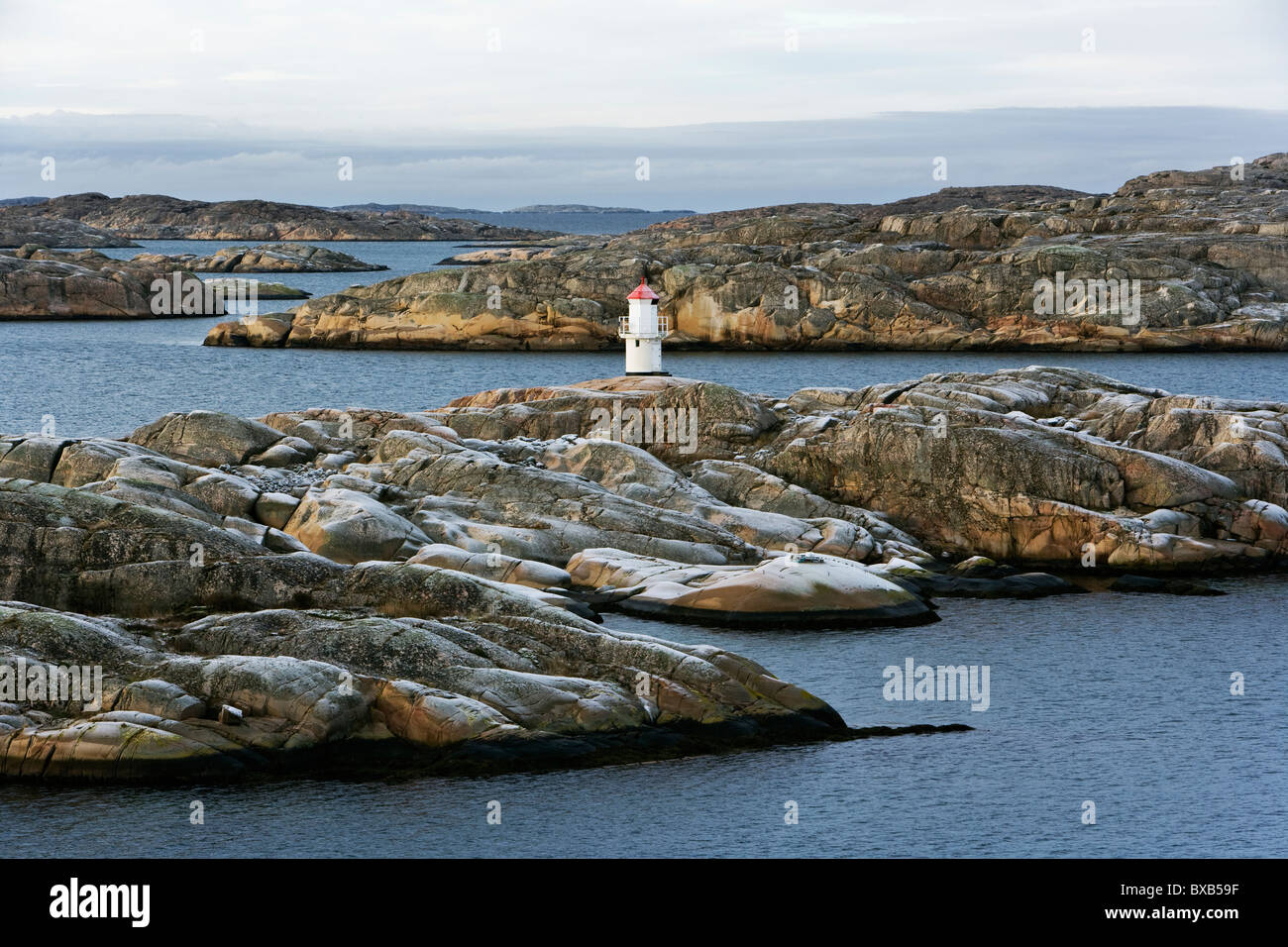 Faro remoto sulle rocce Foto Stock